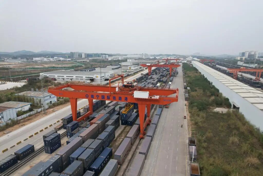 新通道班列里的“年味儿”