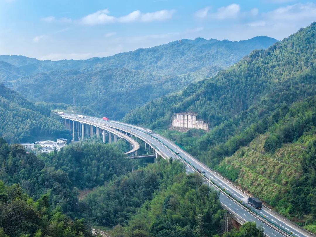 绿美长廊载“粤韵” 粤赣高速出省通道变身生态文化风景线 