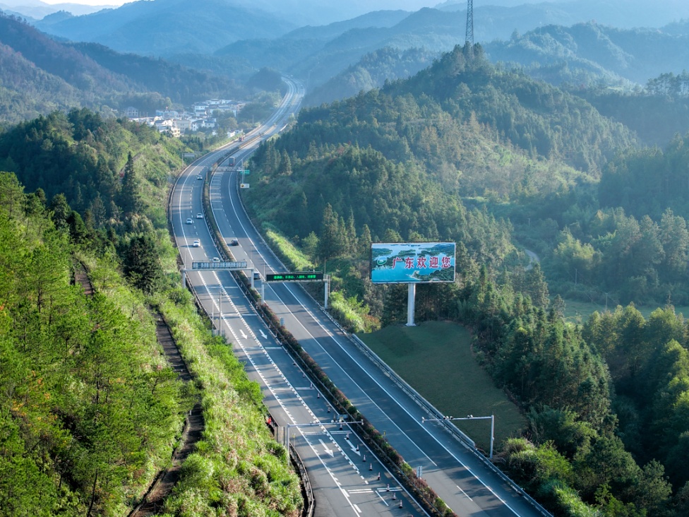 绿美长廊载“粤韵” 粤赣高速出省通道变身生态文化风景线