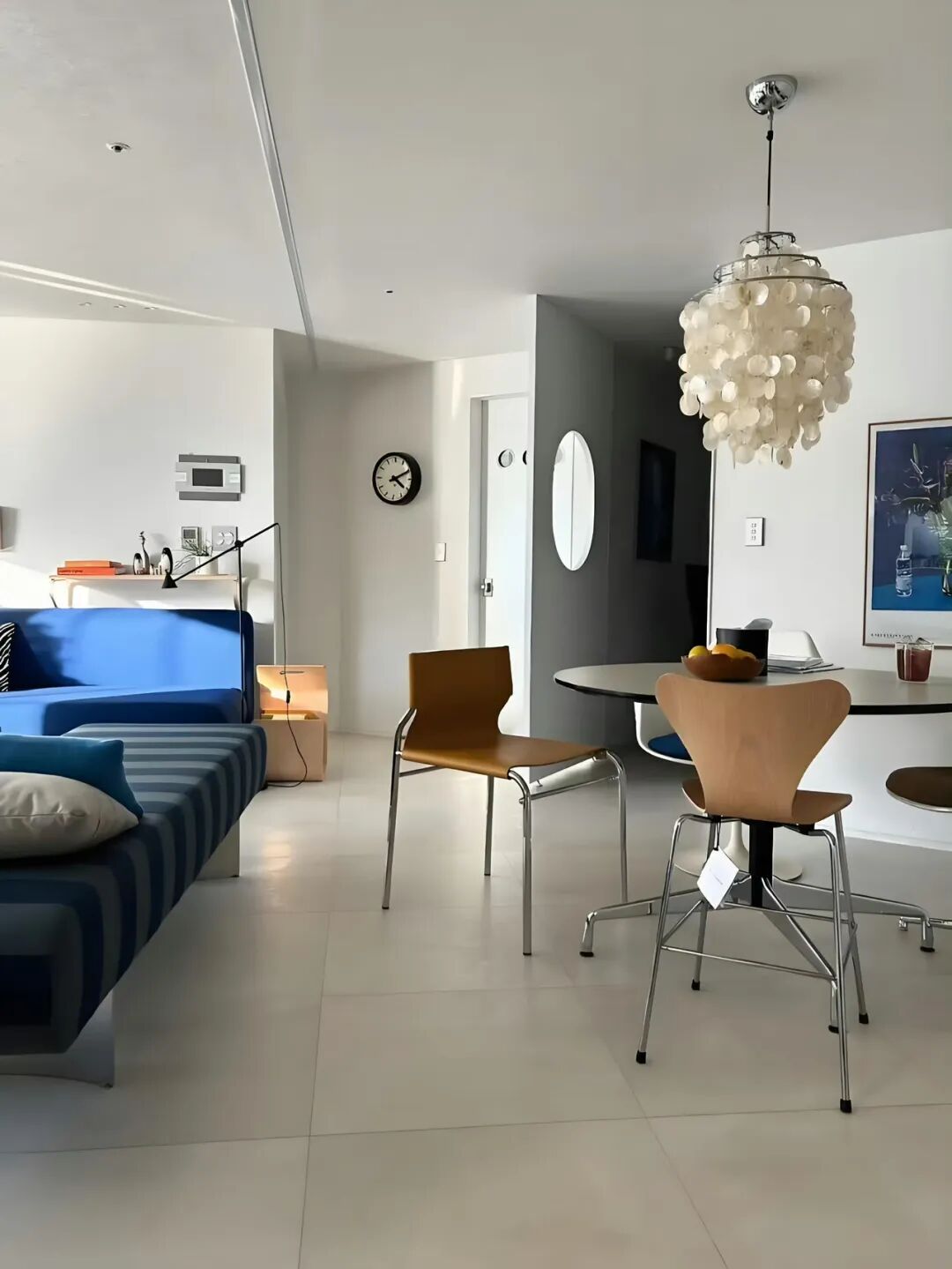 冷调极简里藏着慵懒的生活气 