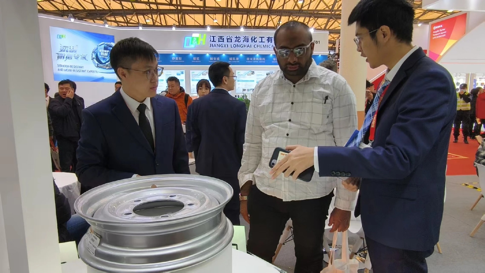 新质出彩赋能饰界,以创新之姿书写智造传奇 | 专访罗斯夫总裁特别助理、数字营销事业部总经理易兵 新质出彩赋能饰界,以创新之姿书写智造传奇 | 专访罗斯夫总裁特别助理、数字营销事业部总经理易兵