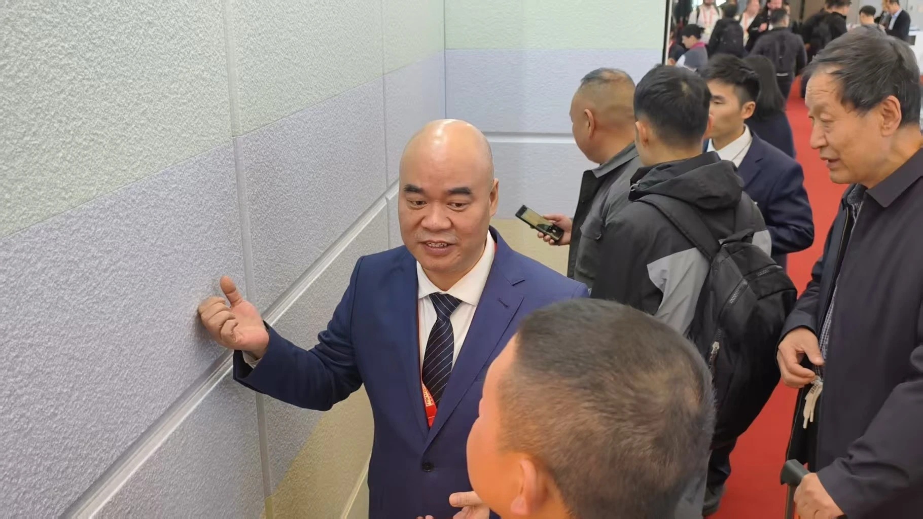 新质出彩赋能饰界,以创新之姿书写智造传奇 | 专访罗斯夫总裁特别助理、数字营销事业部总经理易兵 新质出彩赋能饰界,以创新之姿书写智造传奇 | 专访罗斯夫总裁特别助理、数字营销事业部总经理易兵