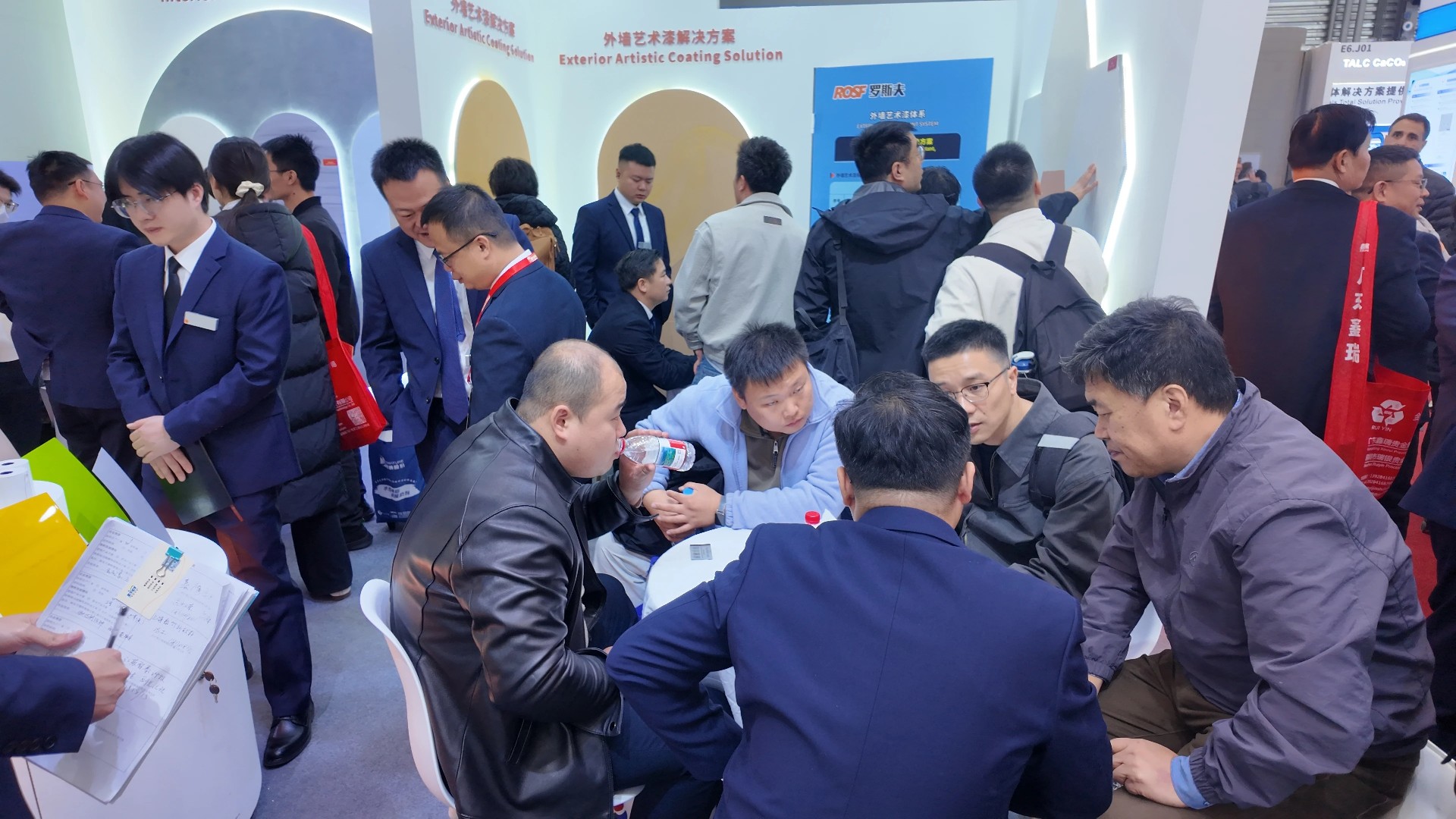 新质出彩赋能饰界,以创新之姿书写智造传奇 | 专访罗斯夫总裁特别助理、数字营销事业部总经理易兵 新质出彩赋能饰界,以创新之姿书写智造传奇 | 专访罗斯夫总裁特别助理、数字营销事业部总经理易兵